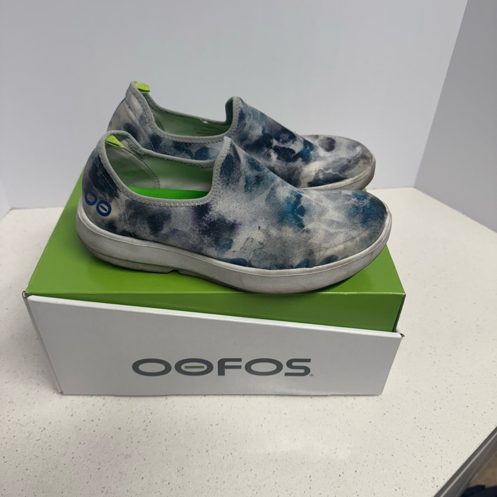 OOFOS Women’s Tie-Dye Sneakers